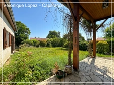 Roquefort, maison de plain-pied T4 de  105m² sur jardin plat et clos de 692m². Garage et abri de jardin