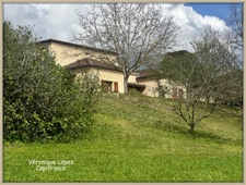 Lectoure, on the outskirts of the village, a property complex of 324 m² of living space, spread over two levels on a plot of over 5,000 m². Ideal for a rental investment!