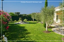 Rare et unique. Roquefort, maison de prestige construite en 2018 avec 207 m² hab. sur parcelle arborée de 1698 m². Triple garage.