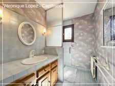 Roquefort, maison de plain-pied T4 de  105m² sur jardin plat et clos de 692m². Garage et abri de jardin