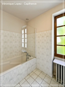 Agen, à seulement 6kms, authentique maison en pierre de 203m² avec grand terrain, garage et cave.
