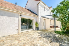 Christophe Michaudelle – CAPIFRANCE - vous propose à JUILLY : maison - 7 pièces - 175 m² - 5 chambres - grandes pièces de vie avec véranda - 2 pièces d'eau - dressing - buanderie - garage et stationne