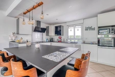 Christophe Michaudelle – CAPIFRANCE - vous propose à JUILLY : maison - 7 pièces - 175 m² - 5 chambres - grandes pièces de vie avec véranda - 2 pièces d'eau - dressing - buanderie - garage et stationne
