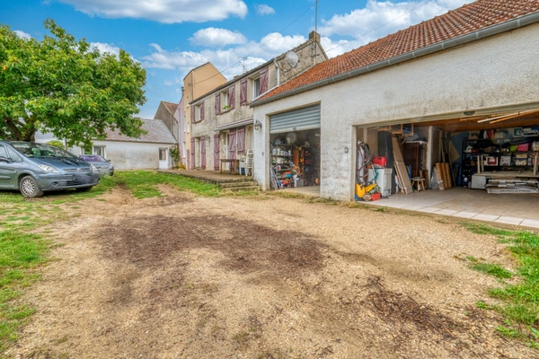 Christophe Michaudelle – EXCLUSIVITE - CAPIFRANCE vous propose proche de Meaux et Saint Soupplets : 260 m² - ZONE UA - 10 pièces - 5 chambres - pièces d'eau - beau jardin plat et clos avec nombreux 