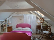 Maison en pierre 94 m² avec jardin arboré de 952 m², dépendances et serre – 3 chambres