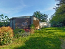 Maison en pierre 94 m² avec jardin arboré de 952 m², dépendances et serre – 3 chambres