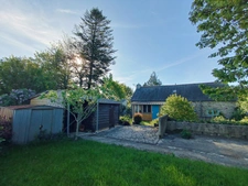 Maison en pierre 94 m² avec jardin arboré de 952 m², dépendances et serre – 3 chambres