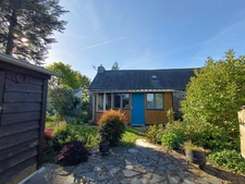 Maison en pierre 94 m² avec jardin arboré de 952 m², dépendances et serre – 3 chambres