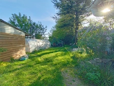 Maison en pierre 94 m² avec jardin arboré de 952 m², dépendances et serre – 3 chambres