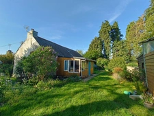 Maison en pierre 94 m² avec jardin arboré de 952 m², dépendances et serre – 3 chambres