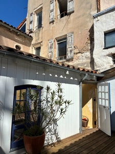 Maison de caractère du XIIIᵉ siècle – Cour intérieure, lumière et fort potentiel au cœur de Saint-Affrique