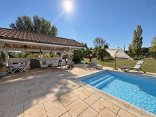 À vendre – Propriété avec maison, installations équestres et piscine à Massongy (74)