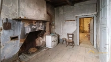 Maison de caractère à rénover dans un village magnifique LARROQUE (81)
