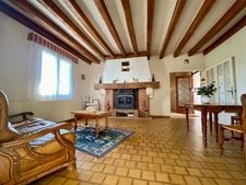 Maison avec vue panoramique et caves troglodytes à Luynes 37230