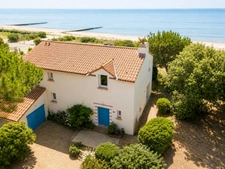PREMIÈRE LIGNE FACE MER – ACCÈS PRIVÉ À LA PLAGE