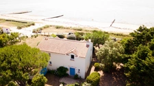 PREMIÈRE LIGNE FACE MER – ACCÈS PRIVÉ À LA PLAGE