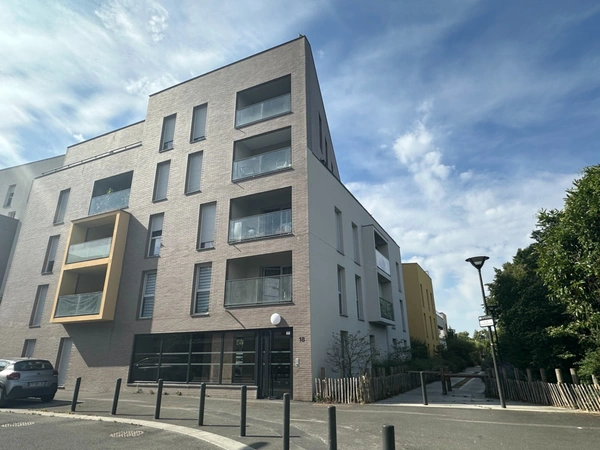 EXCLUSIVITÉ – Appartement récent, balcon, parking et gare à pied : un 2 pièces prêt à vivre !