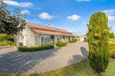 Maison familiale de plain-pied avec véranda, garage et piscine