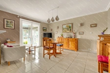 Maison familiale de plain-pied avec véranda, garage et piscine
