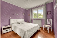 Maison familiale de plain-pied avec véranda, garage et piscine
