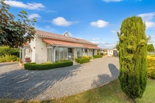 Maison familiale de plain-pied avec véranda, garage et piscine