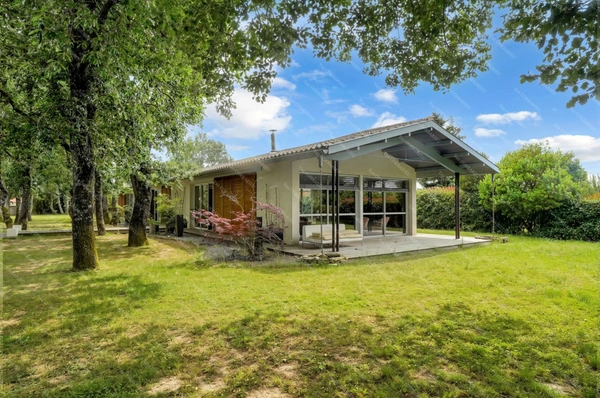 Villa d’architecte de plain-pied au cœur d’un environnement boisé préservé – 209 m² de lumière et d’espace
