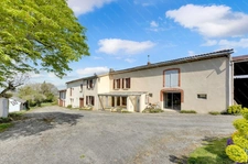 Corps de ferme de 145 m² avec plus de 350 m² de dépendances en pierre à valoriser sur terrain de 6400 m²