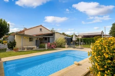 Maison familiale de plain-pied avec véranda, garage et piscine
