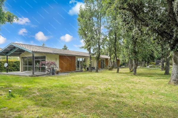 Villa d’architecte de plain-pied au cœur d’un environnement boisé préservé – 209 m² de lumière et d’espace