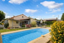 Maison familiale de plain-pied avec véranda, garage et piscine