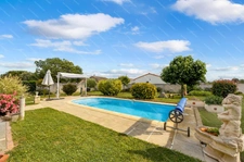 Maison familiale de plain-pied avec véranda, garage et piscine