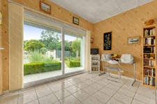 Maison familiale de plain-pied avec véranda, garage et piscine