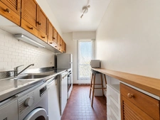 Paris 15th arrondissement – Rue Saint-Charles: 3-room apartment with continuous balconies and Eiffel Tower view
