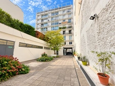 Paris 15th arrondissement – Rue Saint-Charles: 3-room apartment with continuous balconies and Eiffel Tower view