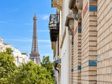 Paris 15ᵉ – Rue Saint-Charles : 3 pièces traversant avec balcons filants, vue Tour Eiffel