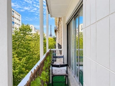 Paris 15th arrondissement – Rue Saint-Charles: 3-room apartment with continuous balconies and Eiffel Tower view