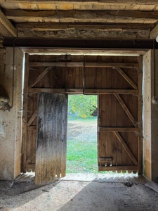 Corps de ferme du XVIIIe siècle, cour intérieure et nombreuses dépendances