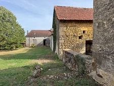 Corps de ferme du XVIIIe siècle, cour intérieure et nombreuses dépendances