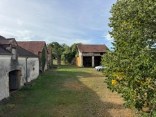 Corps de ferme du XVIIIe siècle, cour intérieure et nombreuses dépendances