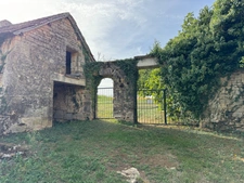 Corps de ferme du XVIIIe siècle, cour intérieure et nombreuses dépendances