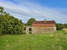 Corps de ferme du XVIIIe siècle, cour intérieure et nombreuses dépendances