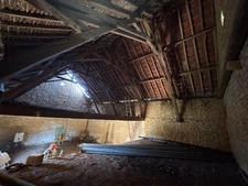 Corps de ferme du XVIIIe siècle, cour intérieure et nombreuses dépendances