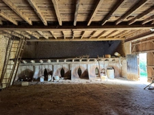 Corps de ferme du XVIIIe siècle, cour intérieure et nombreuses dépendances