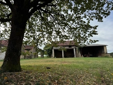 Corps de ferme du XVIIIe siècle, cour intérieure et nombreuses dépendances
