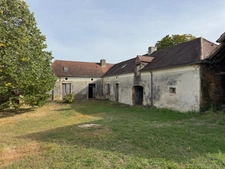 Corps de ferme du XVIIIe siècle, cour intérieure et nombreuses dépendances