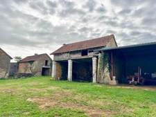 Corps de ferme du XVIIIe siècle, cour intérieure et nombreuses dépendances