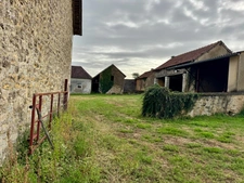 Corps de ferme du XVIIIe siècle, cour intérieure et nombreuses dépendances