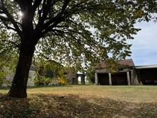 Corps de ferme du XVIIIe siècle, cour intérieure et nombreuses dépendances
