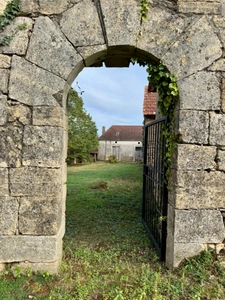 Corps de ferme du XVIIIe siècle, cour intérieure et nombreuses dépendances