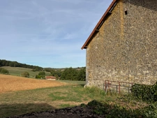 Corps de ferme du XVIIIe siècle, cour intérieure et nombreuses dépendances